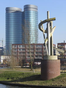 907439 Afbeelding de betonnen sculptuur van van Ruud Kuijer langs het Merwedekanaal in de bocht naar de Veilinghaven te ...